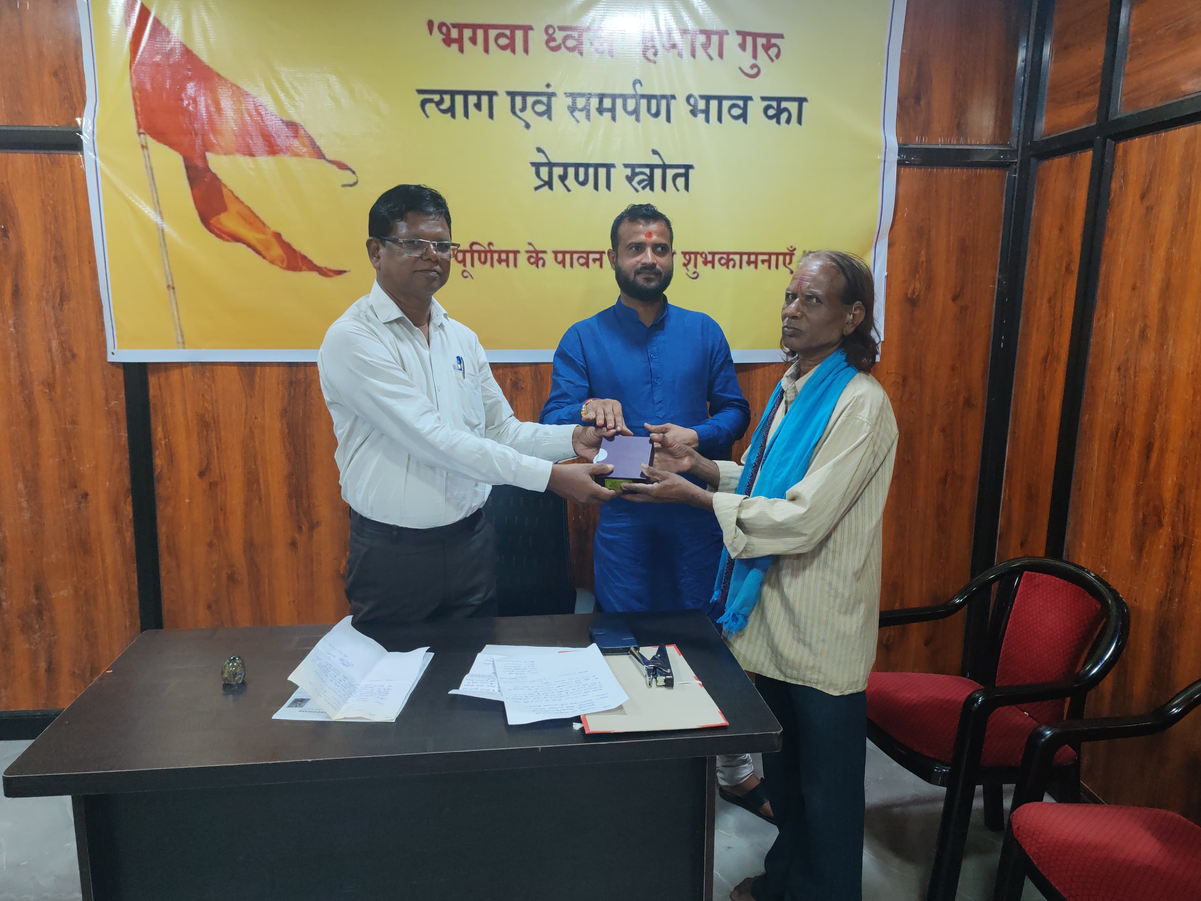 मुख्यमंत्री कैंप कार्यालय में आज एक दिव्यांग को ट्राई सायकल 